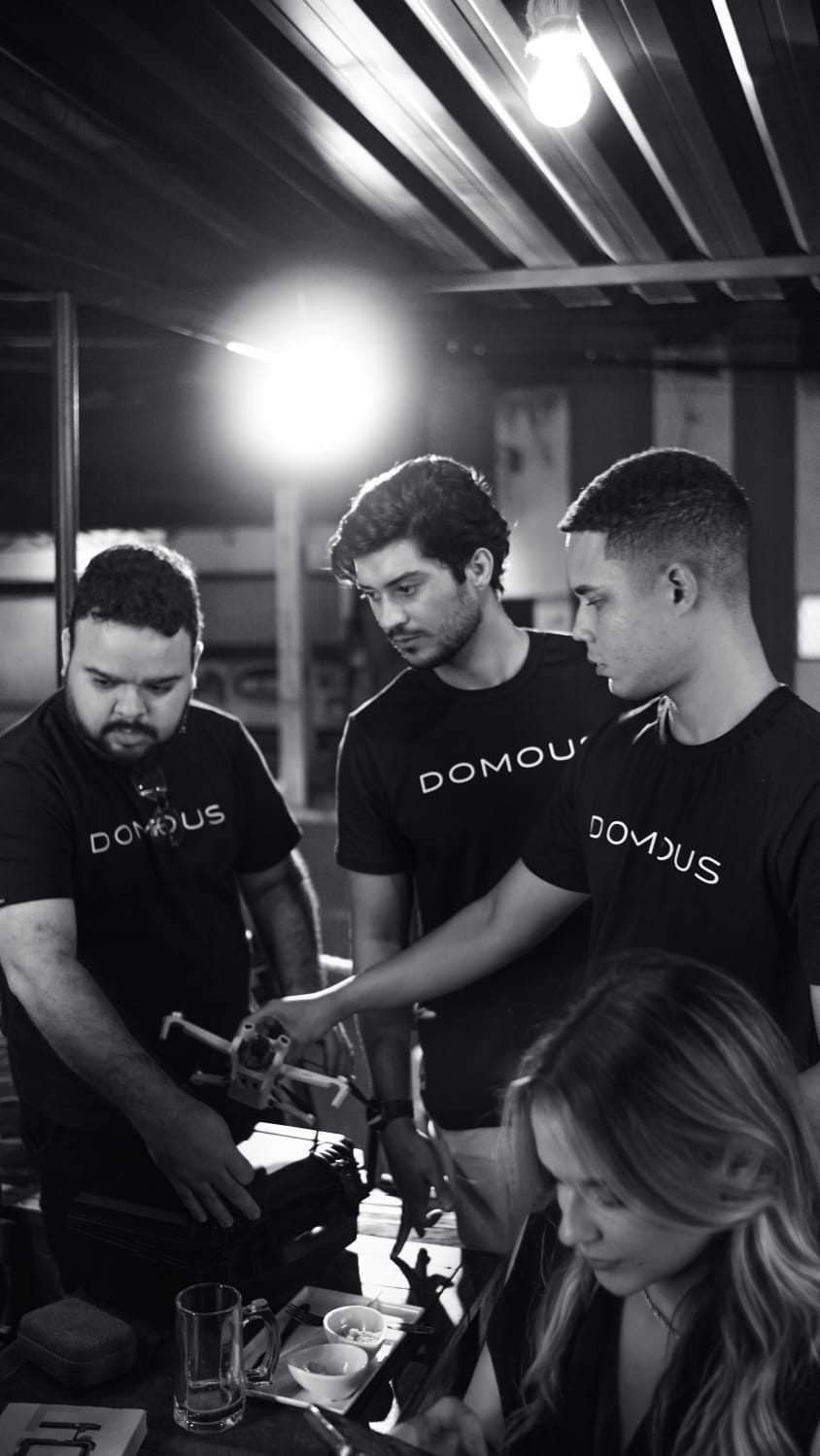 Time da Domous trabalhando numa gravação